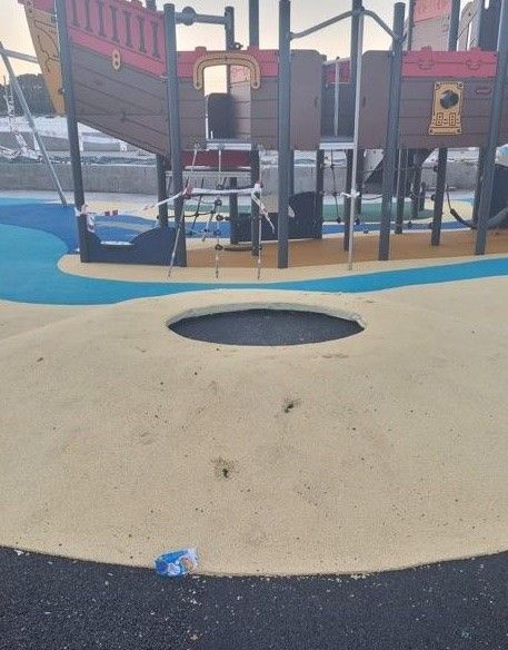 Daños por el vandalismo en el parque infantil de la plaza de O Regueiro