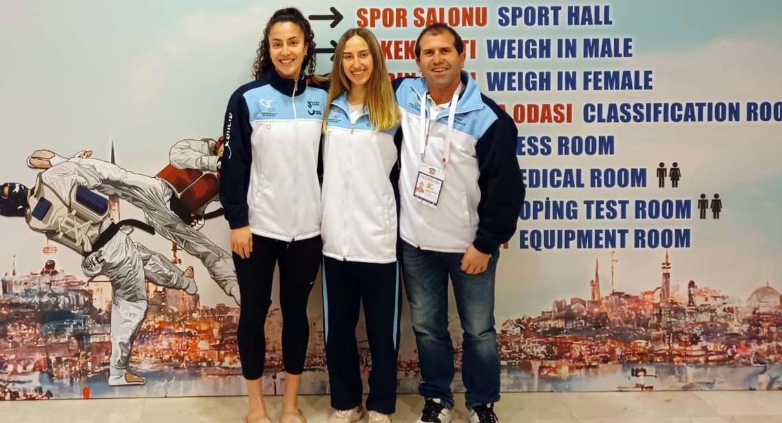 As taekwondistas Arlet Ortiz e Sara Cortegoso, co técnico Miguel Cortegoso