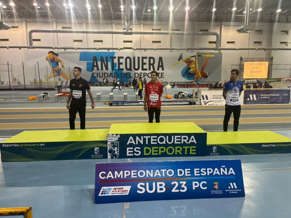 Alfonso García, da Gimnástica, terceiro clasificado en salto de altura do campionato de España de pista cuberta