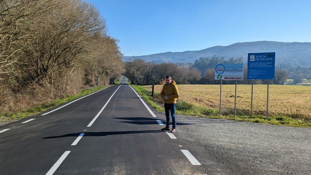 Vial de acceso desde la N-640 a la parroquia de San Mamede