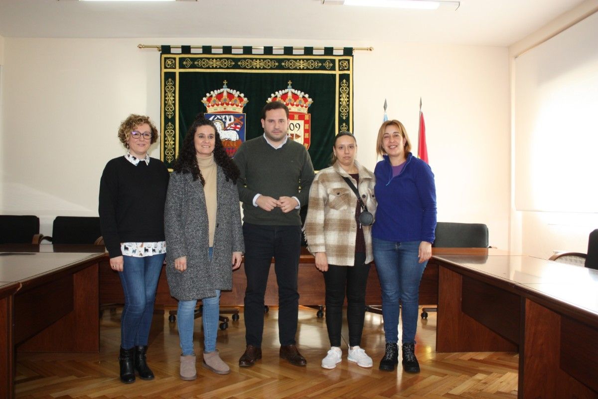 Jorge Cubela, alcalde Cerdedo-Cotobade, con representantes de las ANPAs