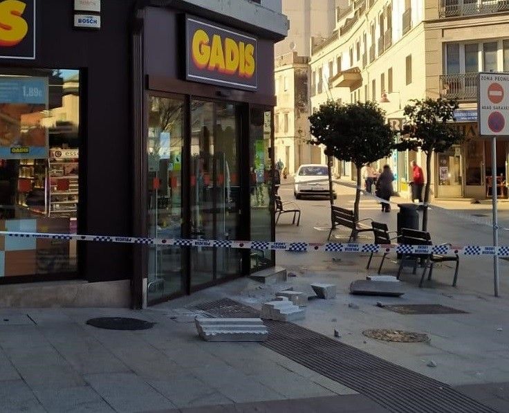 Se desploma la cornisa de un edificio a la puerta de un supermercado en Marín