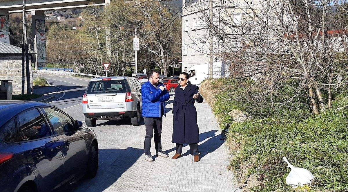 César Poza y Maica Larriba, en las nuevas aceras de la N-554