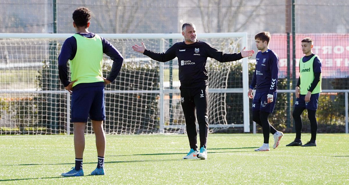 Toni Otero dirige un entrenamiento del Pontevedra en A Xunqueira