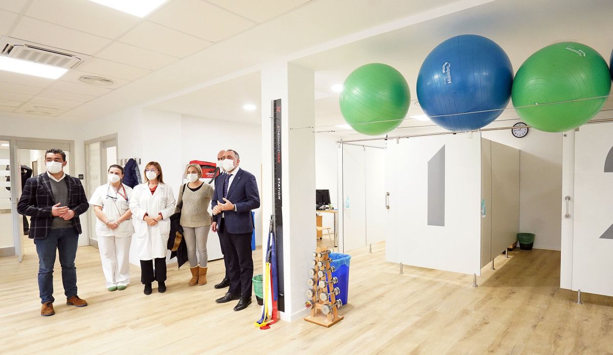 Julio García Comesaña, conselleiro de Sanidade, visita la unidad de Fisioterapia del centro de salud Virxe Peregrina