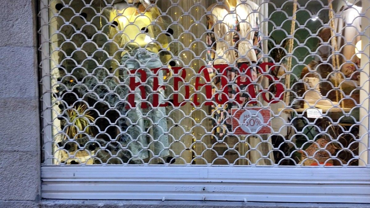 O ladrón logrou crear un oco nesta zona do escaparate para perpetrar o roubo