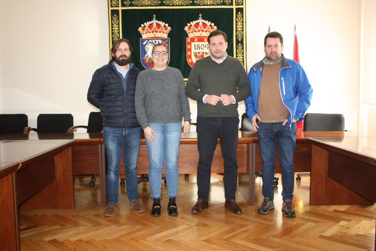 Jorge Cubela con los directivos de las Escuelas Deportivas