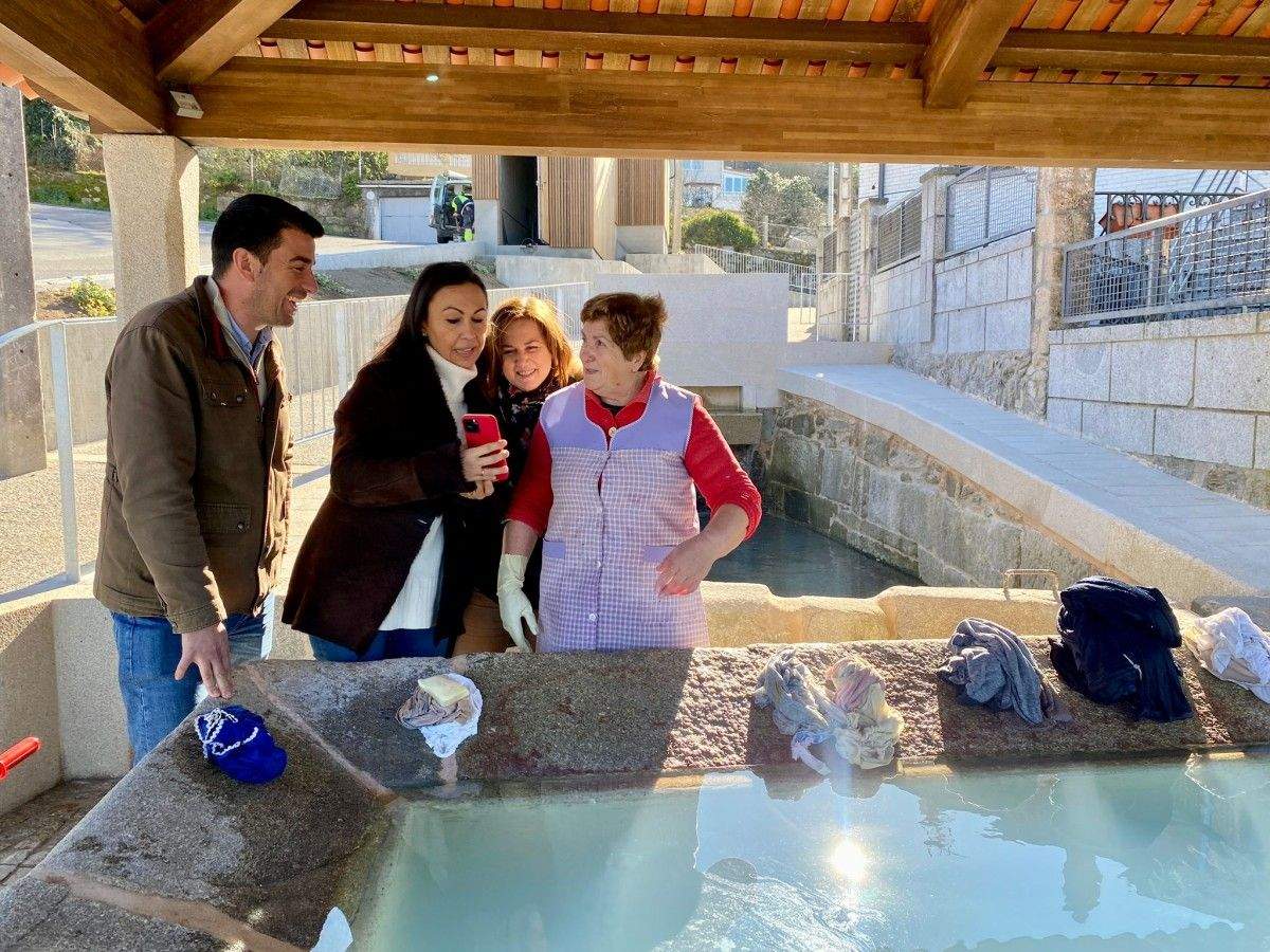 Visita da alcaldesa á fonte e o lavadoiro de Mogor