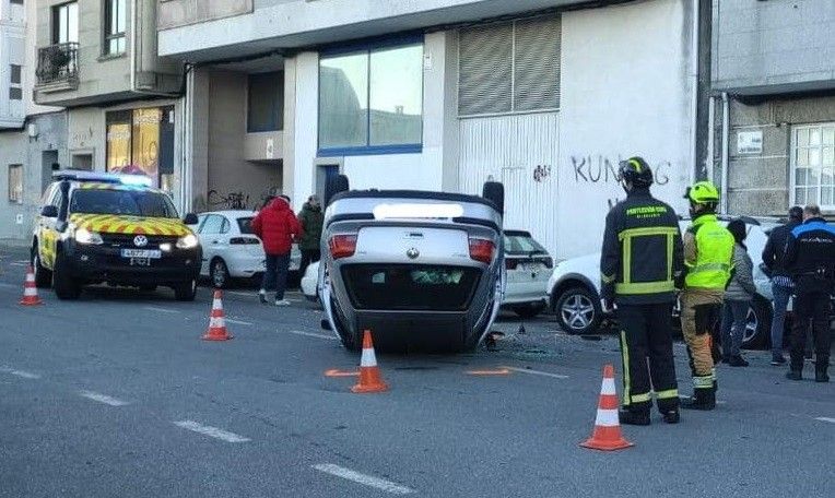 Un condutor choca contra tres coches aparcados en Vilagarcía
