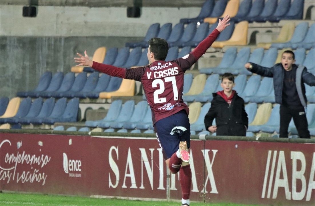 Víctor Casais celebra o seu gol no partido entre Pontevedra CF e Cultural Leonesa en Pasarón