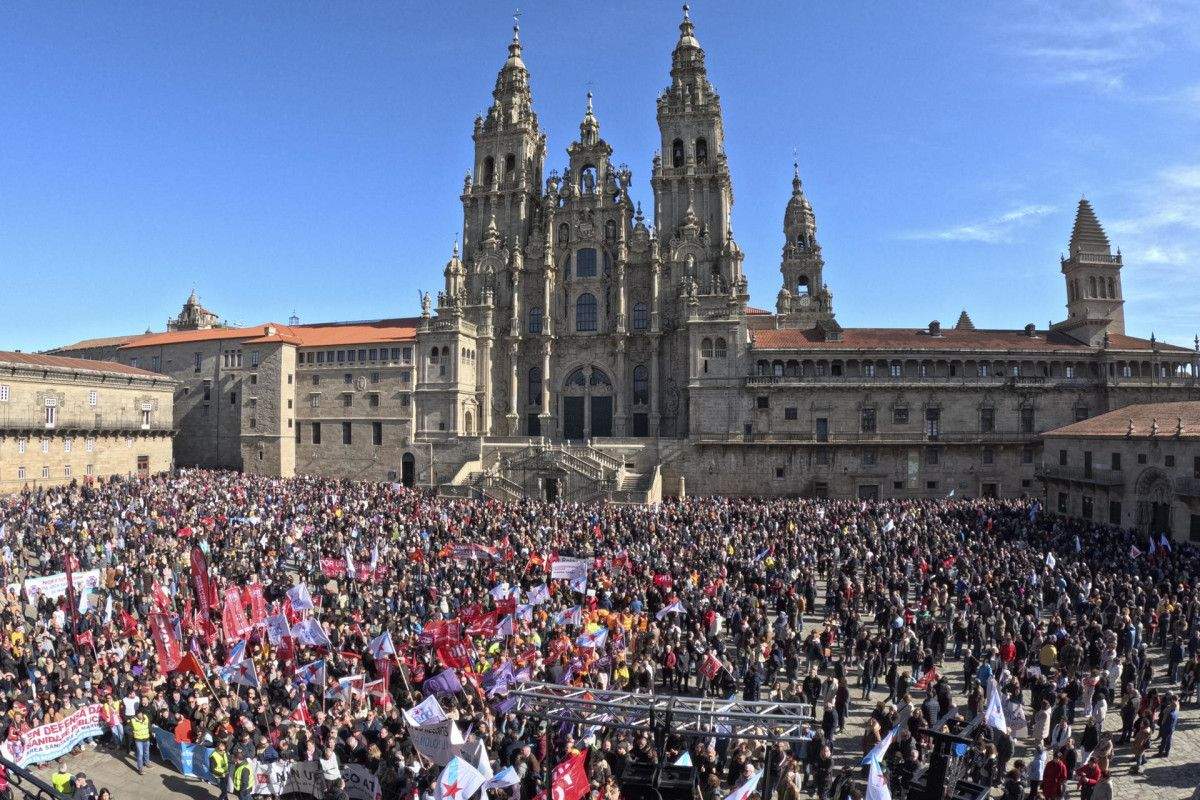 Miles de persoas, abarrotan a praza do Obradoiro, convocadas por SOS Sanidade Pública