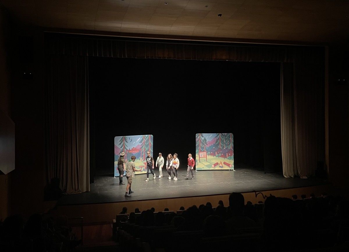 El alumnado en el escenario en la obra de teatro 'What Monster?'