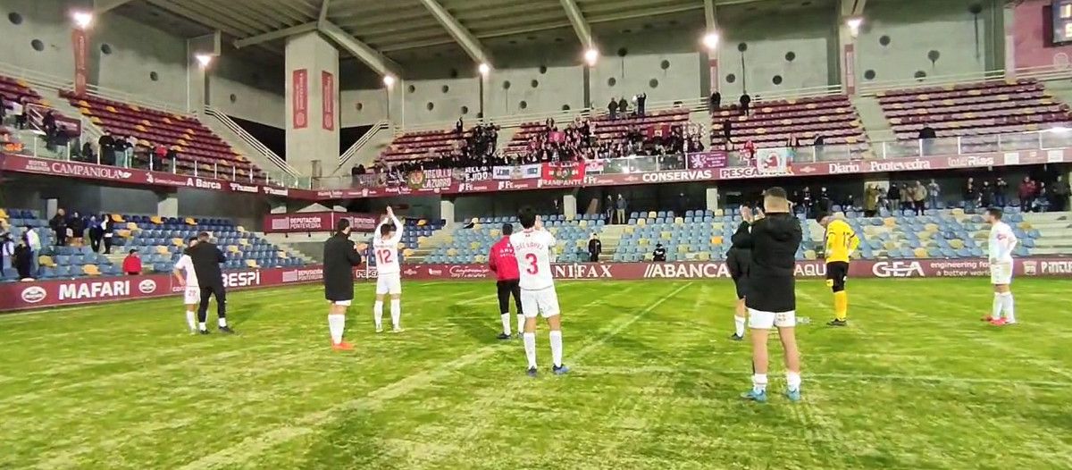 Xogadores da Cultural e Deportiva Leonesa saúdan os seus afeccionados ao final do encontro en Pasarón