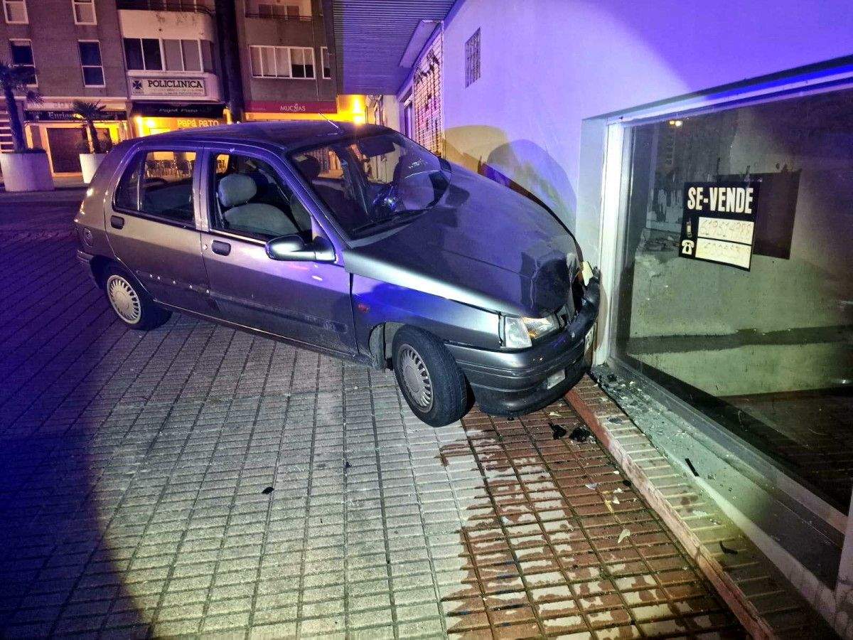 O vehículo impactou, de madrugada, contra un local comercial na Praza do Pazo