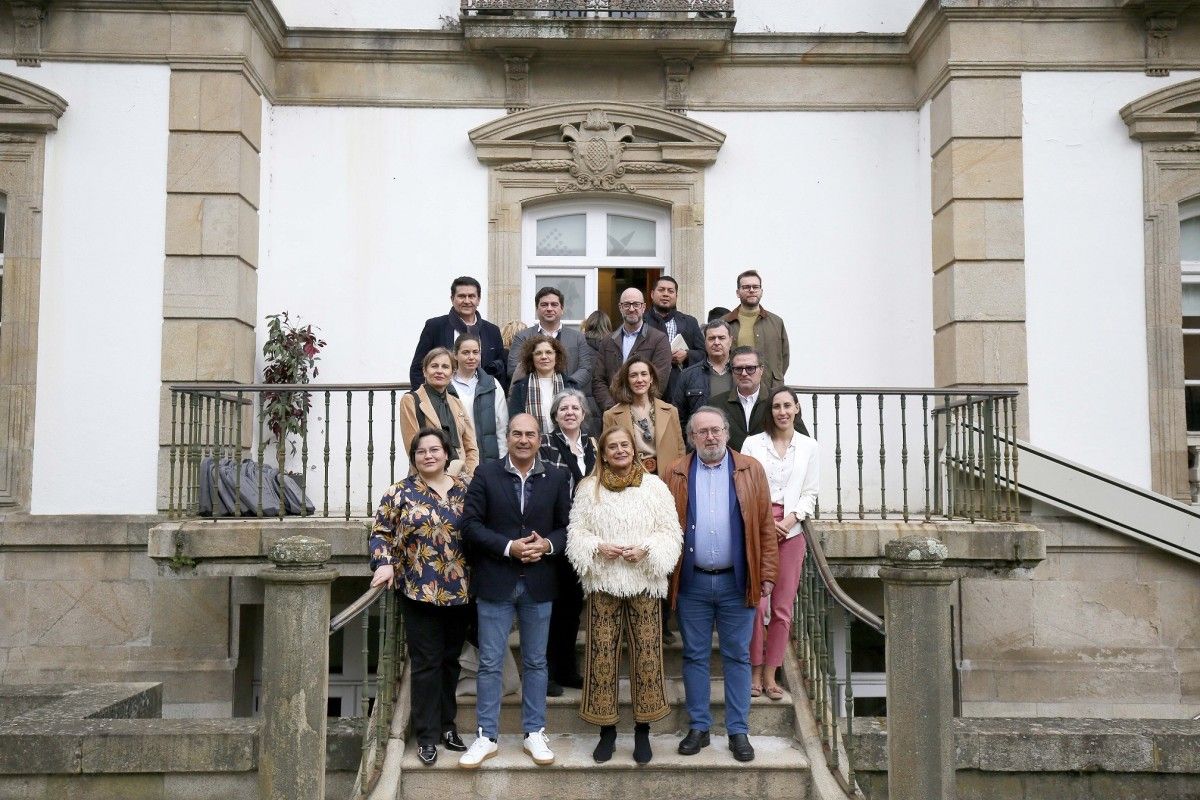 Persoas convidadas á primeira xornada de portas abertas no Palacete das Mendoza con Carmela Silva, presidenta da Deputación