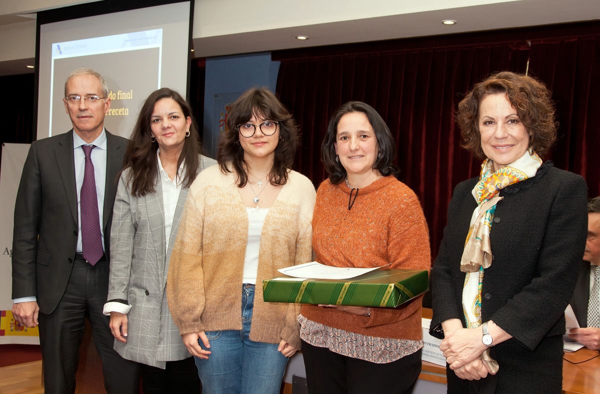 Claudia Casal, ganadora del audiovisual del certamen de la Agencia Tributaria, recibe el premio