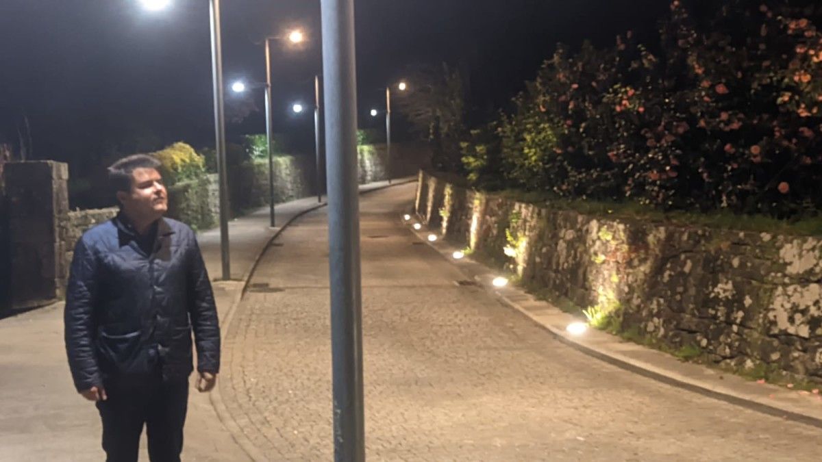 El concelleiro Gregorio Agís supervisa la renovación de luminarias en Poio
