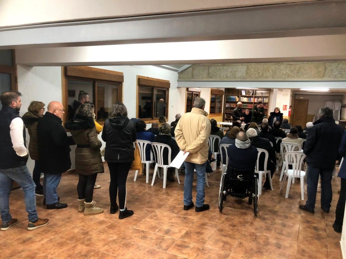 Xuntanza de Jorge Cubela, alcalde de Cerdedo-Cotobade, con veciñanza de Aguasantas