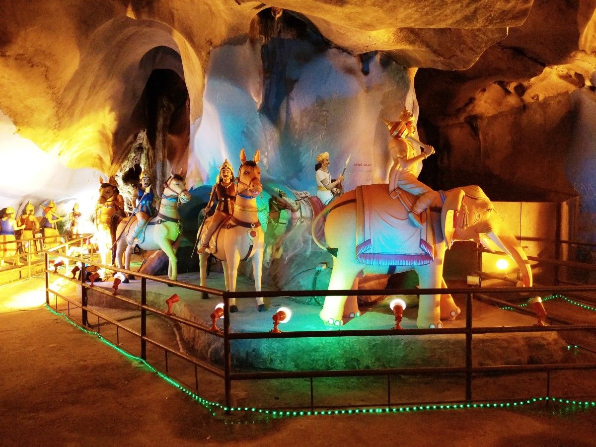 Interior da Cova do Ramayana