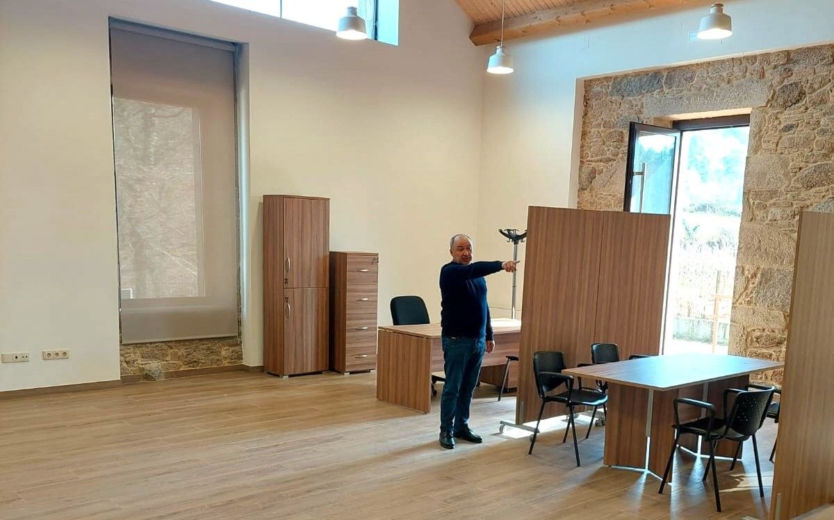 José Cela, alcalde de Moraña, visita a Casa de Alende