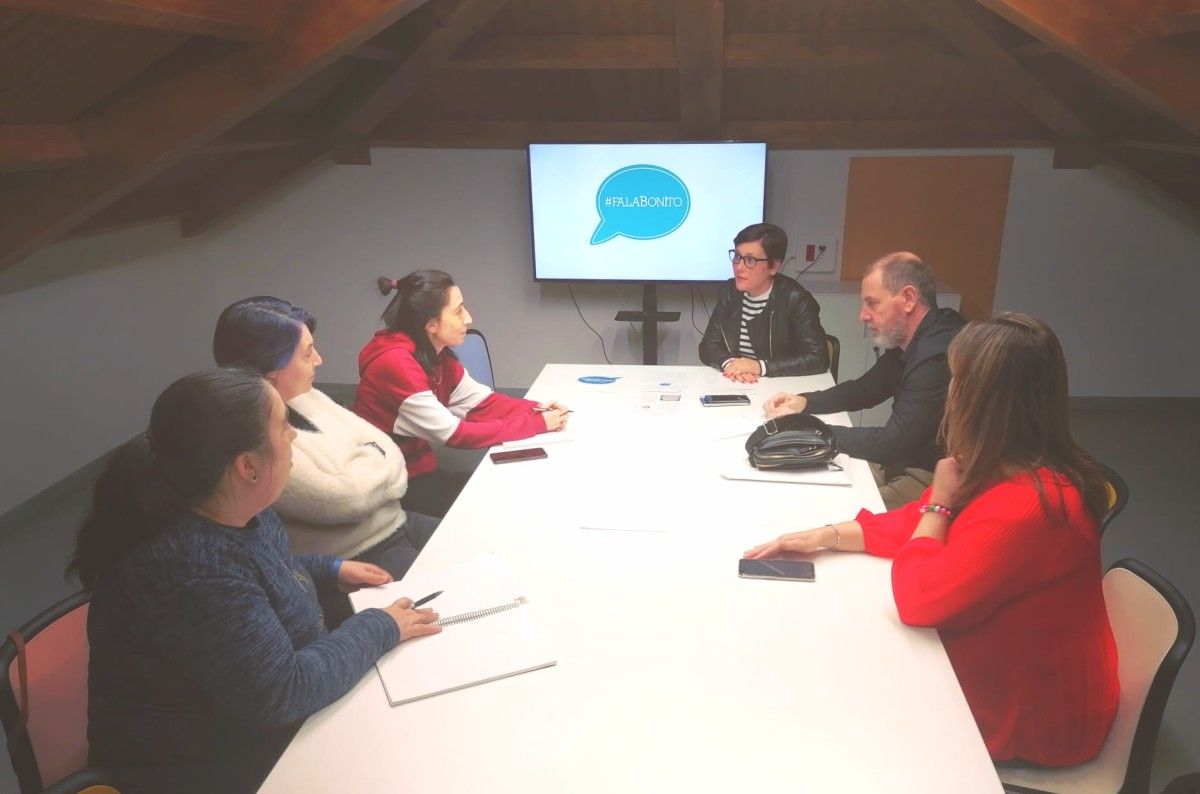 Reunión de Raquel Rodríguez con responsables de dinamización lingüística dos colexios de Poio