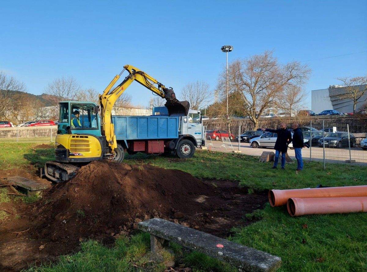 As máquinas empezan a traballar na zona do parque de xogos de auga 