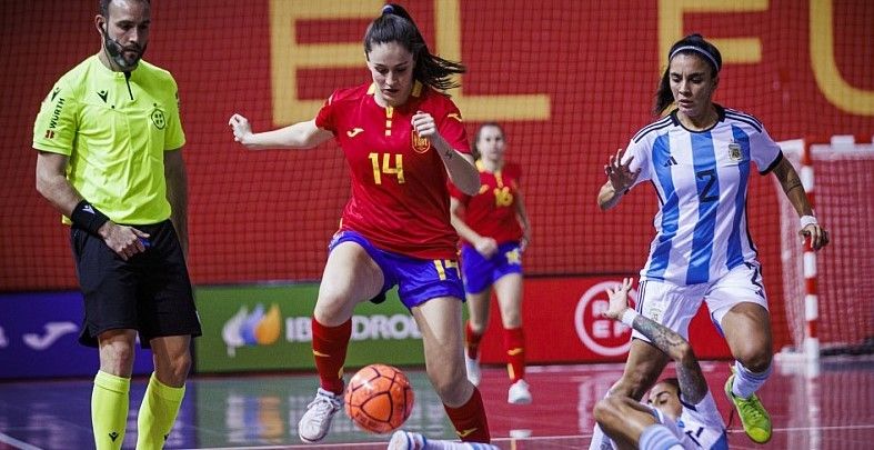 Martita, jugadora del Poio Pescamar, con la Selección Española