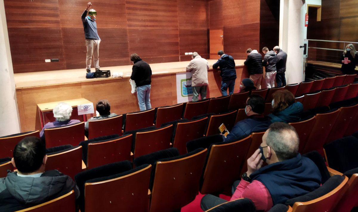 Uno de los actos de la campaña de control de la avispa velutina