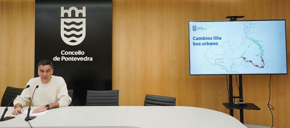 Demetrio Gómez, concelleiro de Mobilidade, explica os cambios na Liña 2 do bus