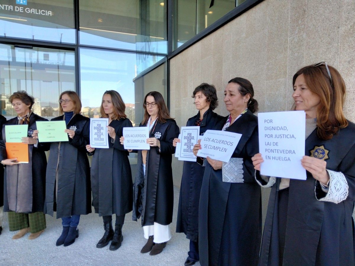 Concentración dos letrados da Administración de Xusticia de Pontevedra ante a Audiencia Provincial