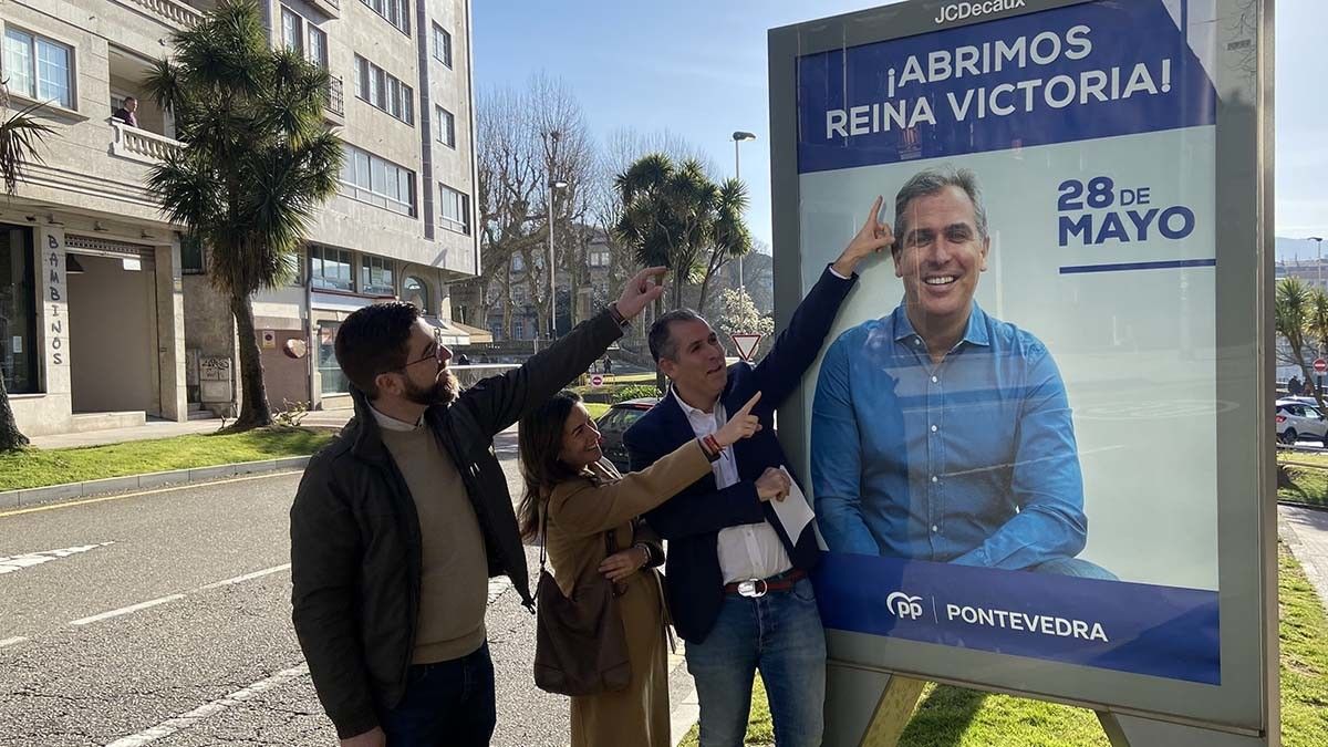 Rafa Domínguez, co cartel que avanza a súa primeira medida electoral