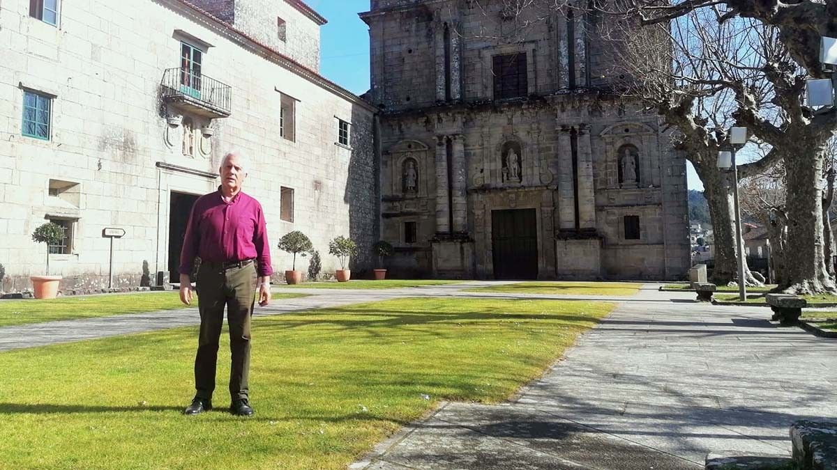 Luciano Sobral, diante do Mosteiro de San Xoán