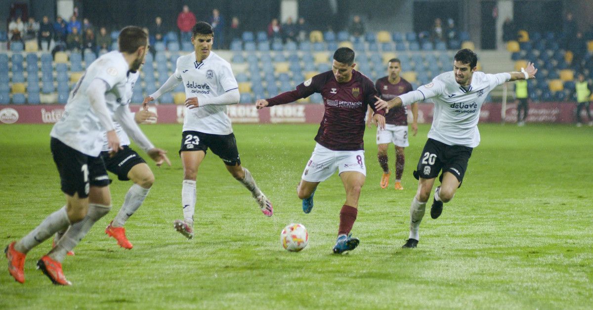 Partido de Primeira Federación entre o Pontevedra e o Fuenlabrada en Pasarón
