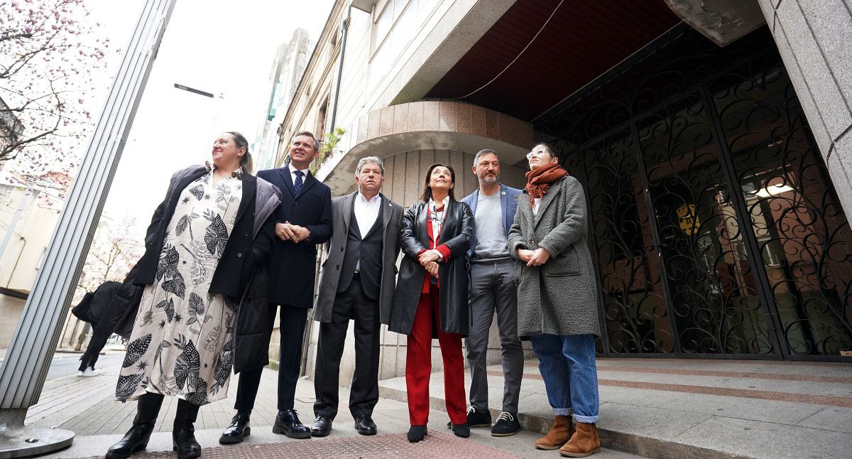 Visita de José Miñones con Miguel Anxo Fernández Lores e Maica Larriba ao antigo conservatorio de Pontevedra