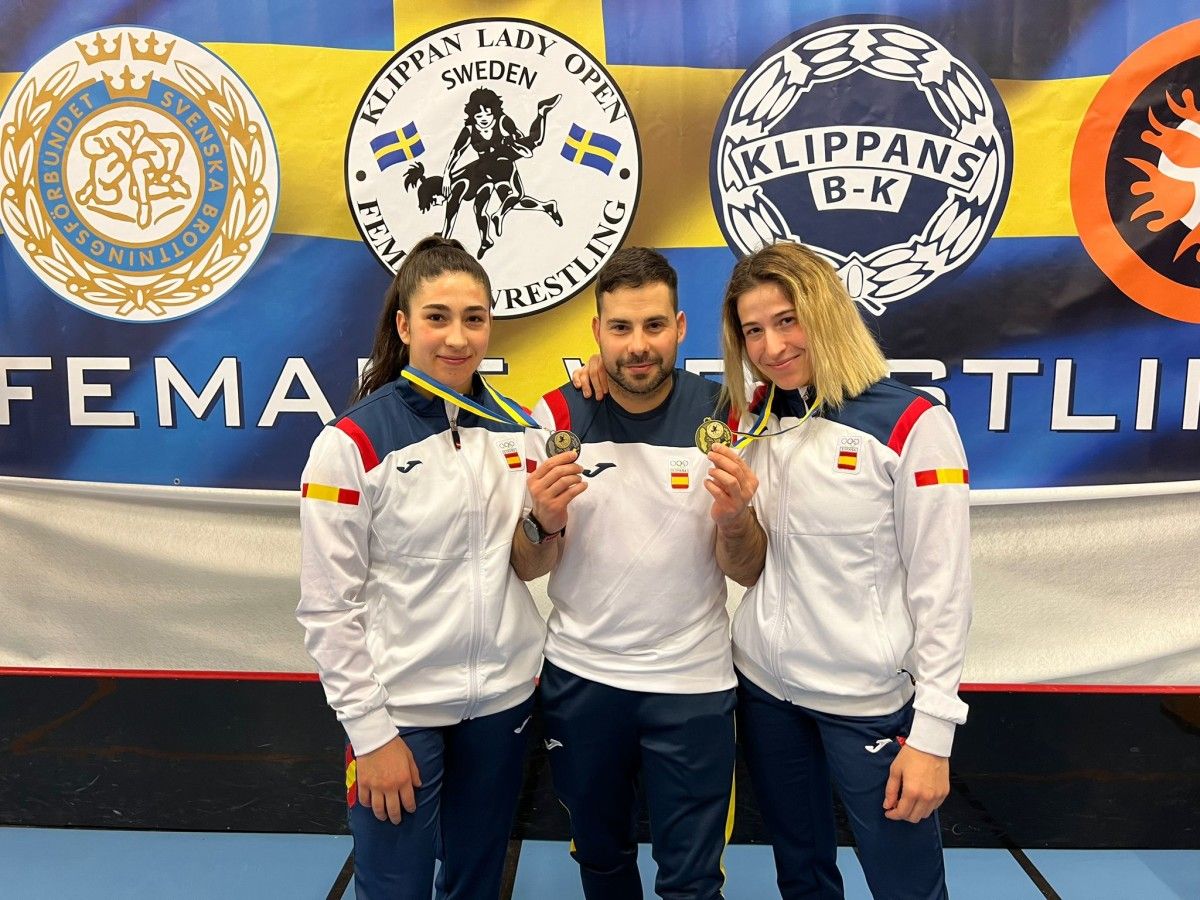 As loitadoras Nerea Pampín e Lydia Pérez co adestrador Rubén Méndez