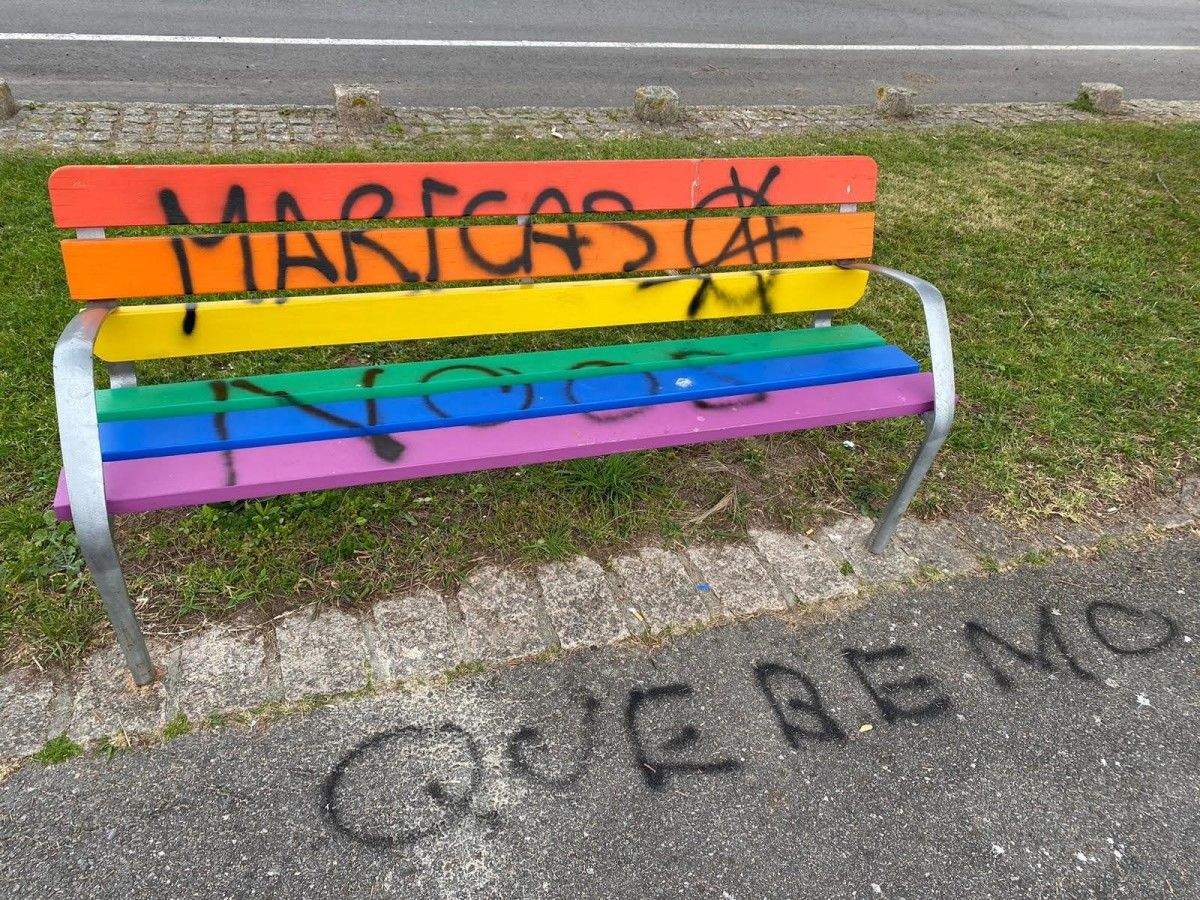 Pintada homófoba en un banco del paseo de Lourido