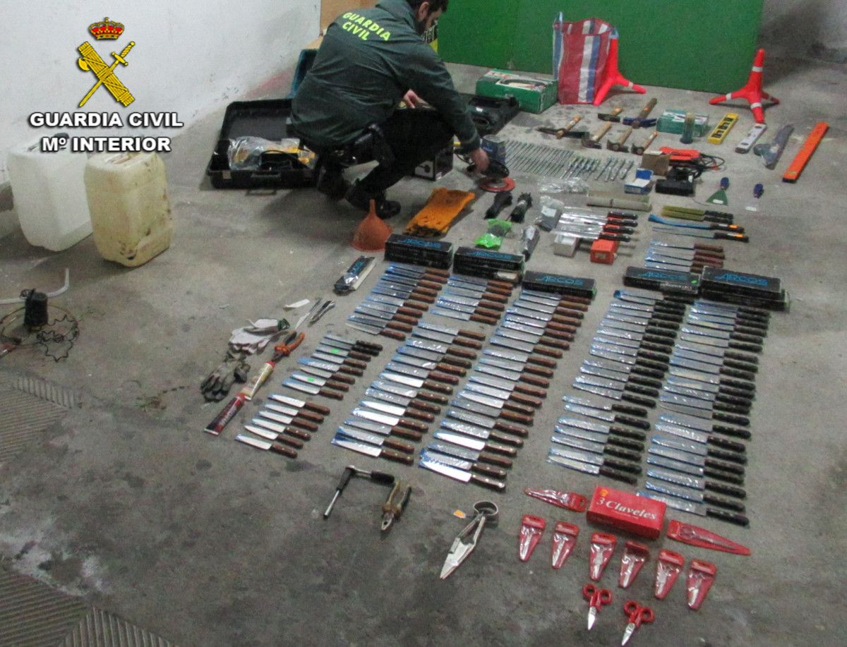 A Garda Civil confiscoulles os útiles para a extracción do gasoil