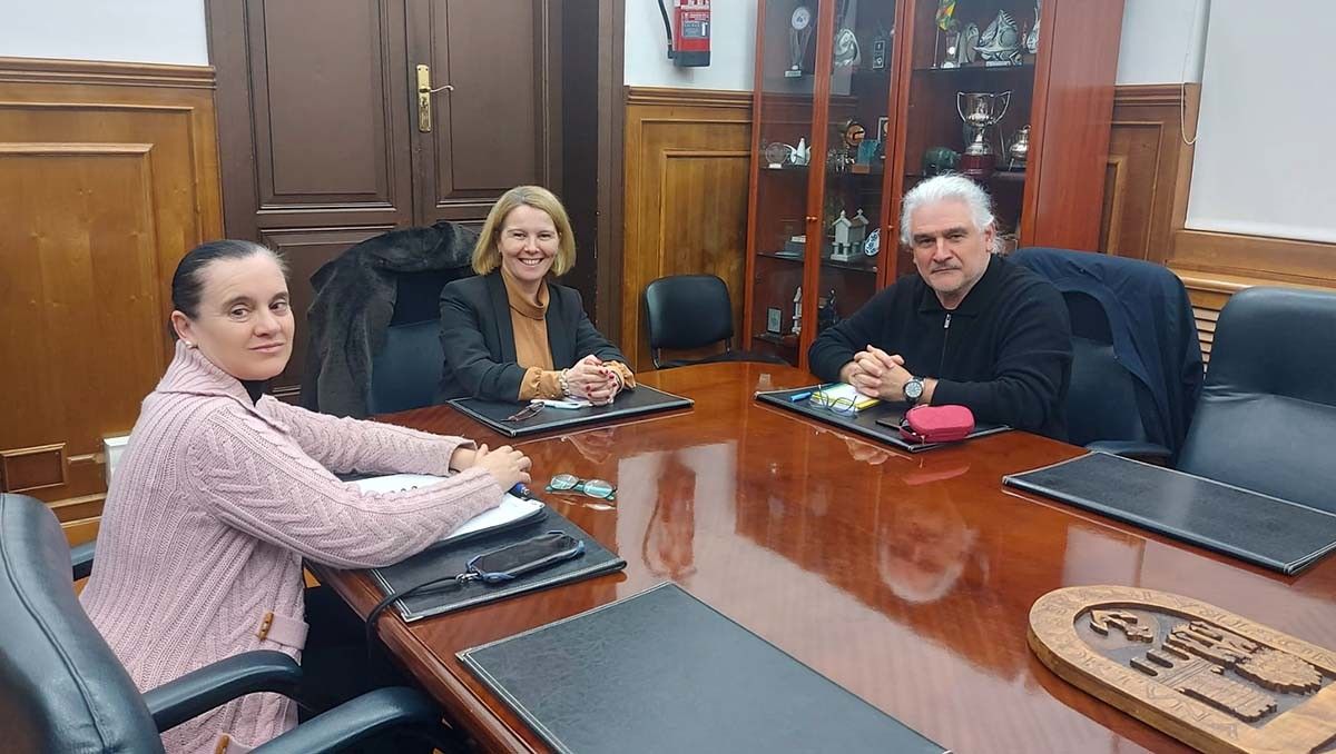 As concelleiras Beatriz Rodríguez e Itziar Álvarez co arqueólogo Juan Castro