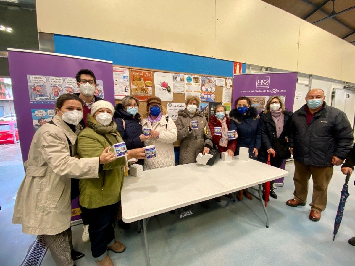 Reparto de tazas con motivo del Día Internacional de la Mujer en Marín