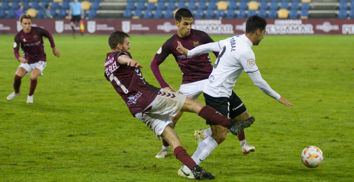 Partido de Primeira Federación entre o Pontevedra e o Fuenlabrada en Pasarón