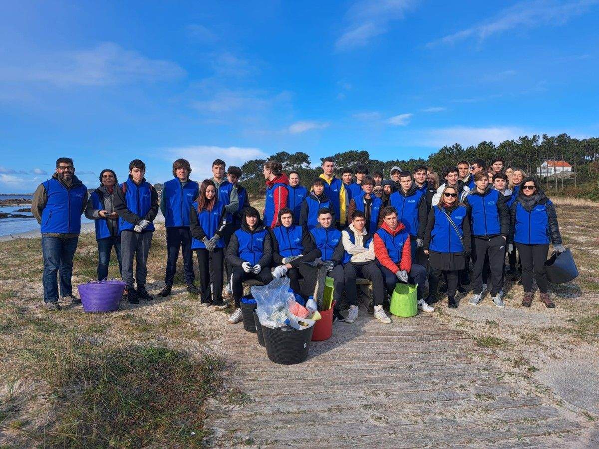Foto de familia das persoas voluntarias que recolleron de refugallos mariños en Area da Cruz e Raeiros