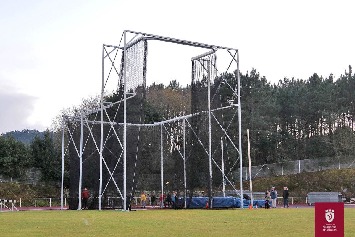 Imaxe da gaiola de lanzamento no estadio de atletismo de Fontecarmoa