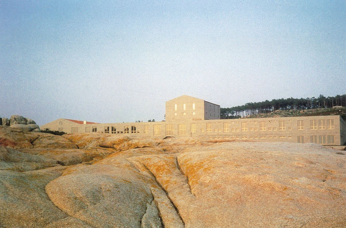 Escola Formacion Pesqueira na Illa de Arousa, obra na que participou a arquitecta Pascuala Campos
