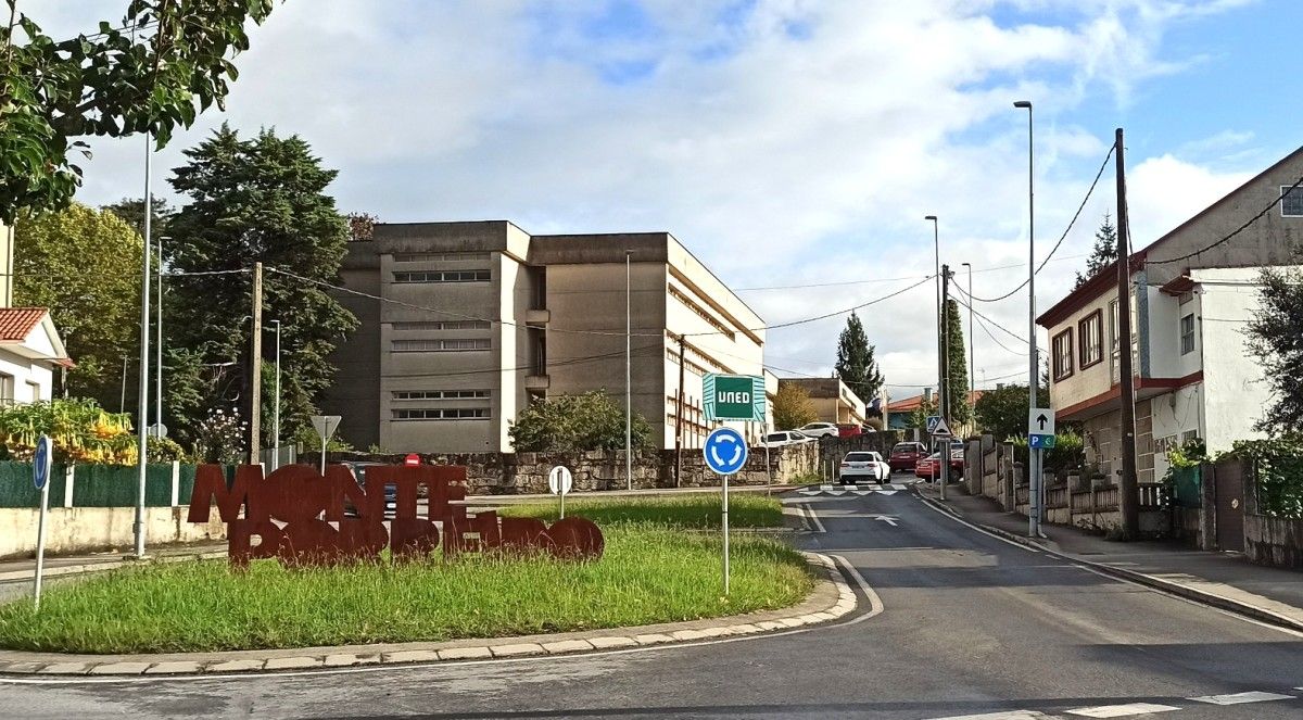 Exterior da UNED en Monte Porreiro
