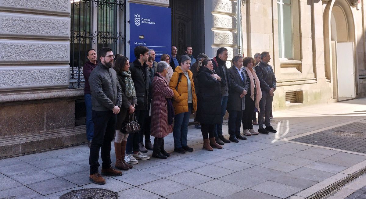 Concentración del alcalde y los concejales en la entrada del Concello de Pontevedra