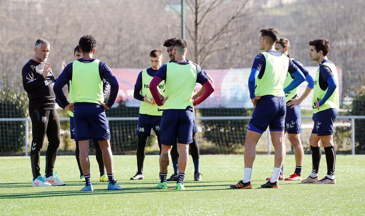 Toni Otero durante un adestramento do Pontevedra na Xunqueira