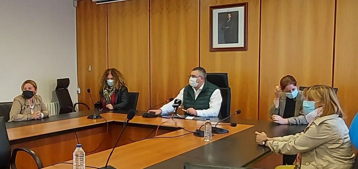 David Castro exercendo como alcalde durante un pleno de Ribadumia