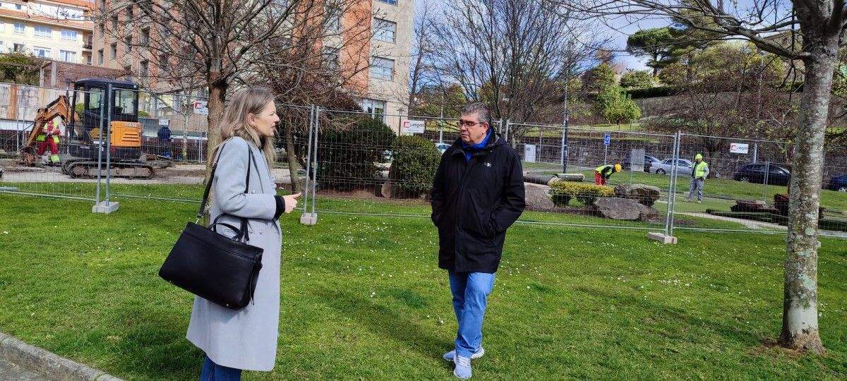 Marga Caldas y Xosé Luís Martínez en el parque Rosalía de Castro, en San Salvador de Poio
