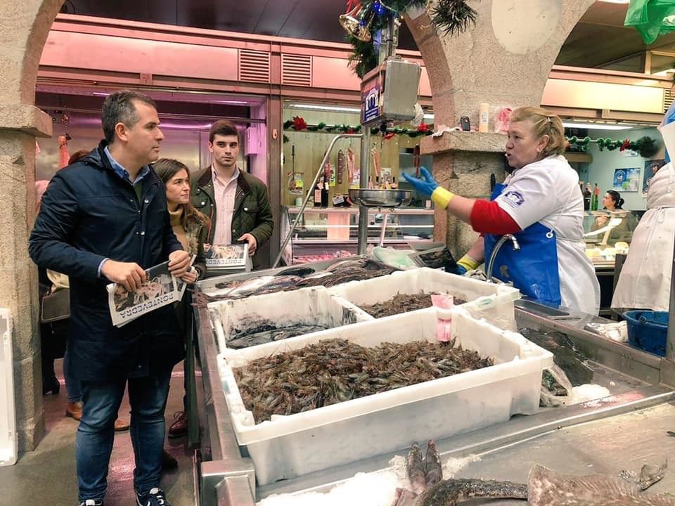 Pepa Pardo con Rafa Domínguez y Guille Juncal en el Mercado de Abastos