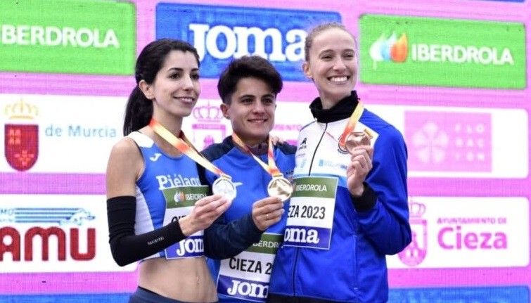 Antía Chamosa (dereita) consigue la medalla de bronce en el Campeonato de España de Marcha